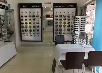 Titan-Eyeplus-Shopping-Opticals-Bilaspur-Chhattisgarh-2