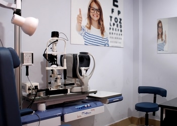 De-Looks-Eye-Clinic-Optical-Shopping-Opticals-Dibrugarh-Assam-1