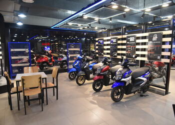 Supreme-Motors-Shopping-Motorcycle-dealers-Erode-Tamil-Nadu-1