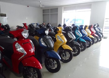 Supreme-Motors-Shopping-Motorcycle-dealers-Erode-Tamil-Nadu-2