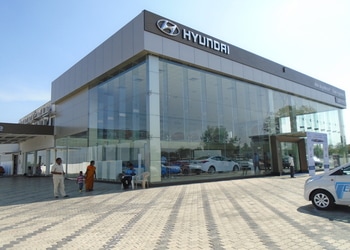 Shah-Hyundai-Shopping-Car-dealer-Gulbarga-Karnataka