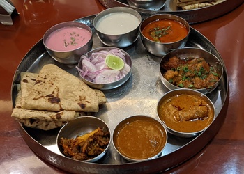 Patlacha-wada-Food-Family-restaurants-Kolhapur-Maharashtra-2