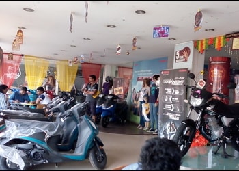 Aquad-Yamaha-Mobility-Shopping-Motorcycle-dealers-Kolkata-West-Bengal-1