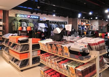 vans store in dlf mall of india