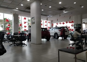Uttam-Toyota-Shopping-Car-dealer-Noida-Uttar-Pradesh-1