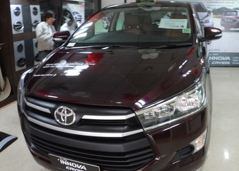 Uttam-Toyota-Shopping-Car-dealer-Noida-Uttar-Pradesh-2