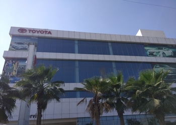 Uttam-Toyota-Shopping-Car-dealer-Noida-Uttar-Pradesh