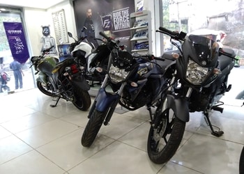 Swastik-Yamaha-Shopping-Motorcycle-dealers-Raipur-Chhattisgarh-1