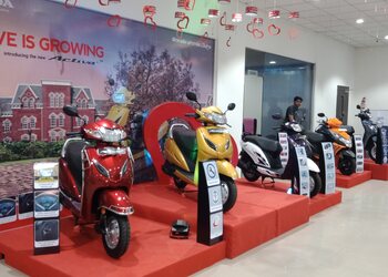 Sri-Santosh-Honda-Shopping-Motorcycle-dealers-Vijayawada-Andhra-Pradesh-1