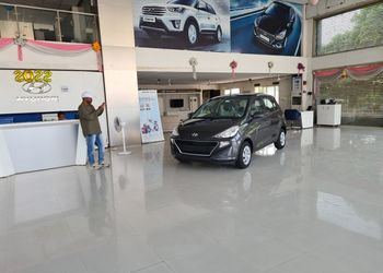 Hema-Hyundai-Shopping-Car-dealer-Warangal-Telangana-2
