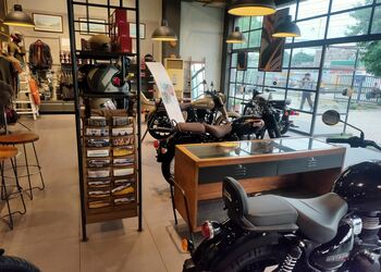 Ashtavakra-auto-pvt-ltd-Motorcycle-dealers-Model-town-ludhiana-Punjab-2
