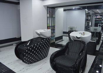 Black-and-white-salon-Beauty-parlour-Brodipet-guntur-Andhra-pradesh-3