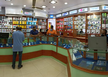Cellular-world-Mobile-stores-Sreekaryam-thiruvananthapuram-Kerala-2