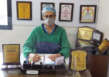 Dr-amrinder-singh-Urologist-doctors-Adarsh-nagar-jalandhar-Punjab-1