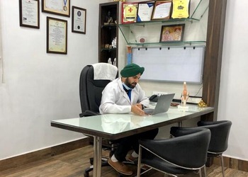 Dr-gaurav-singh-bhandari-Orthopedic-surgeons-Amritsar-Punjab-2