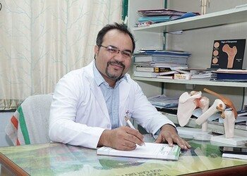Dr-koushal-goutam-Cancer-specialists-oncologists-Rangbari-kota-Rajasthan-1