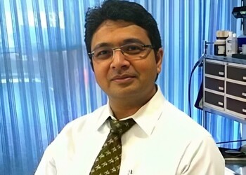 Dr-manish-verma-Child-specialist-pediatrician-Palasia-indore-Madhya-pradesh-1