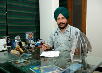 Dr-parminder-singh-Diabetologist-doctors-Sarabha-nagar-ludhiana-Punjab-1