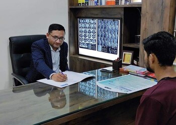 Dr-rajneesh-gour-Neurosurgeons-Bhopal-Madhya-pradesh-2