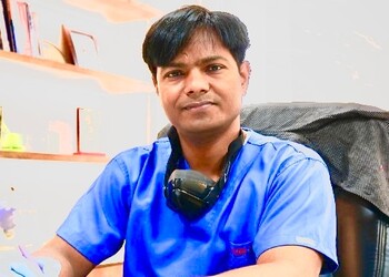 Dr-vijay-gupta-Dermatologist-doctors-Rampur-garden-bareilly-Uttar-pradesh-1
