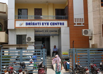 Drishti-eye-centre-Lasik-surgeon-Sector-29-faridabad-Haryana-1