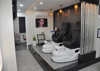 Lakme-salon-Beauty-parlour-Dhantoli-nagpur-Maharashtra-2