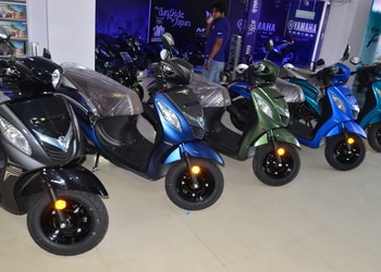 Lucknow-automotives-yamaha-showroom-Motorcycle-dealers-Aliganj-lucknow-Uttar-pradesh-3