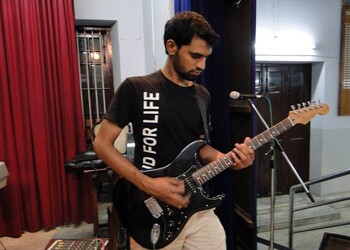 Melody-school-of-music-Guitar-classes-Kowdiar-thiruvananthapuram-Kerala-3