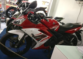 Monarch-yamaha-Motorcycle-dealers-Swargate-pune-Maharashtra-3