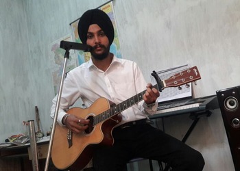 Music-curve-academy-Guitar-classes-Channi-himmat-jammu-Jammu-and-kashmir-3