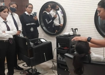 Naturals-salon-Beauty-parlour-Tarabai-park-kolhapur-Maharashtra-3