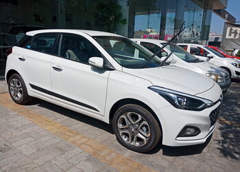 Navjivan-hyundai-Car-dealer-Adajan-surat-Gujarat-2