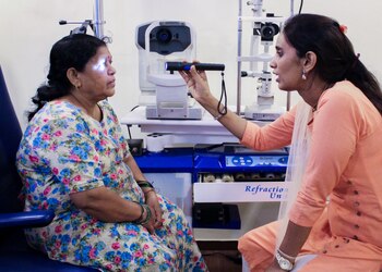 Opticura-eye-care-Eye-hospitals-Bandra-mumbai-Maharashtra-1
