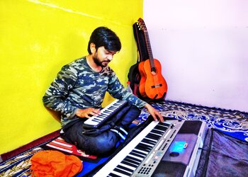 Parashar-music-classes-Guitar-classes-Thatipur-gwalior-Madhya-pradesh-2