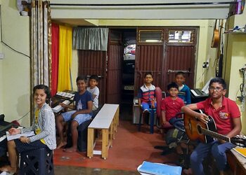 Ravi-school-of-music-Guitar-classes-Bannimantap-mysore-Karnataka-3