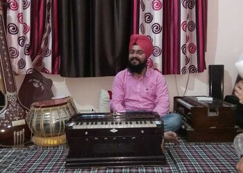 Sarang-music-academy-Guitar-classes-Hall-gate-amritsar-Punjab-3