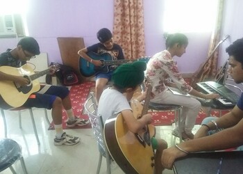 String-music-academy-Guitar-classes-Zirakpur-Punjab-3