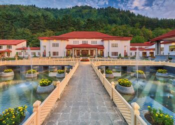 The-lalit-grand-palace-5-star-hotels-Srinagar-Jammu-and-kashmir-1