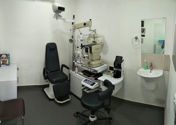 Titan-eyeplus-Opticals-Balmatta-mangalore-Karnataka-3