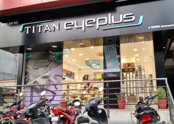 Titan-eyeplus-Opticals-Rajarampuri-kolhapur-Maharashtra-1
