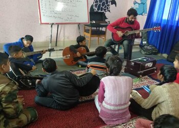 Vguitarstudio-Guitar-classes-Majitha-Punjab-3