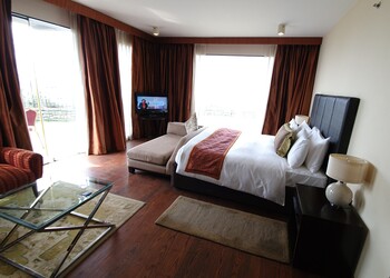Vivanta-dal-view-5-star-hotels-Srinagar-Jammu-and-kashmir-2